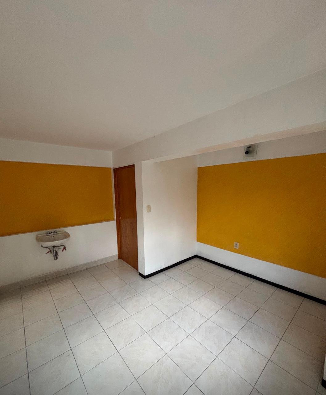 Consultorio amplio con paredes de acento y lavabo